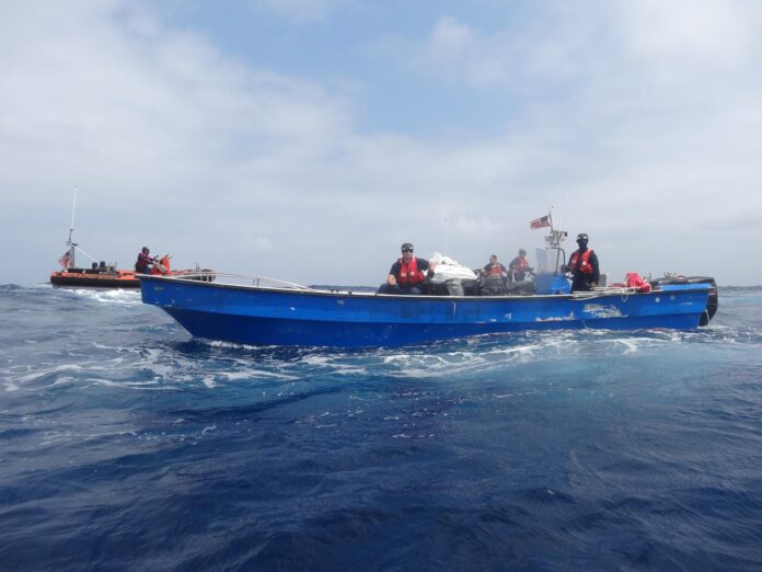Fotografía tomada el pasado 8 de mayo y cedida este jueves, 14 de mayo, por la Guardia Costera de Estados Unidos que muestra a integrantes de la tripulación del buque Tahoma durante un operativo contra el narcotráfico en aguas del Atlántico, aproximadamente a 90 millas de Cartagena (Colombia). EFE/Guardia Costera EEUU
