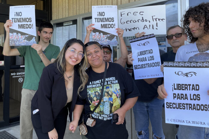 Guadalupe Sarinana (2i) y Sanjuana Escalante (3i), la hijastra y esposa de Gerardo Reyes -un migrante mexicano que fue trasladado a un centro de detención de ICE en Texas tras ser arrestado-, fueron captadas, este 14 de mayo, al exigir transparencia y sanciones más severas para el agente involucrado en el caso, en San Marcos (Texas, EE.UU.). EFE/Alejandra Arredondo
