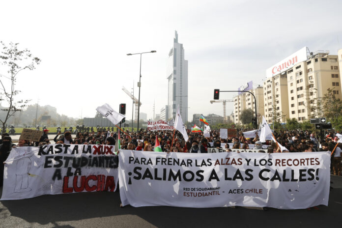 Cientos de estudiantes chilenos fueron captados este 14 de mayo al protestar en contra de los recortes económicos ejecutados por el Gobierno de José António Kast, en Santiago de Chile. EFE/Elvis González
