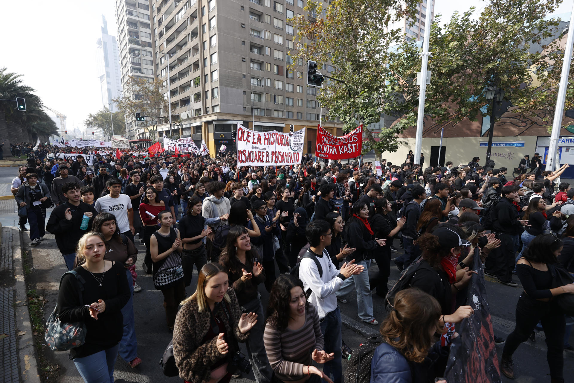 Cientos de estudiantes chilenos fueron captados este 14 de mayo al protestar en contra de los recortes económicos ejecutados por el Gobierno de José António Kast, en Santiago de Chile. EFE/Elvis González
