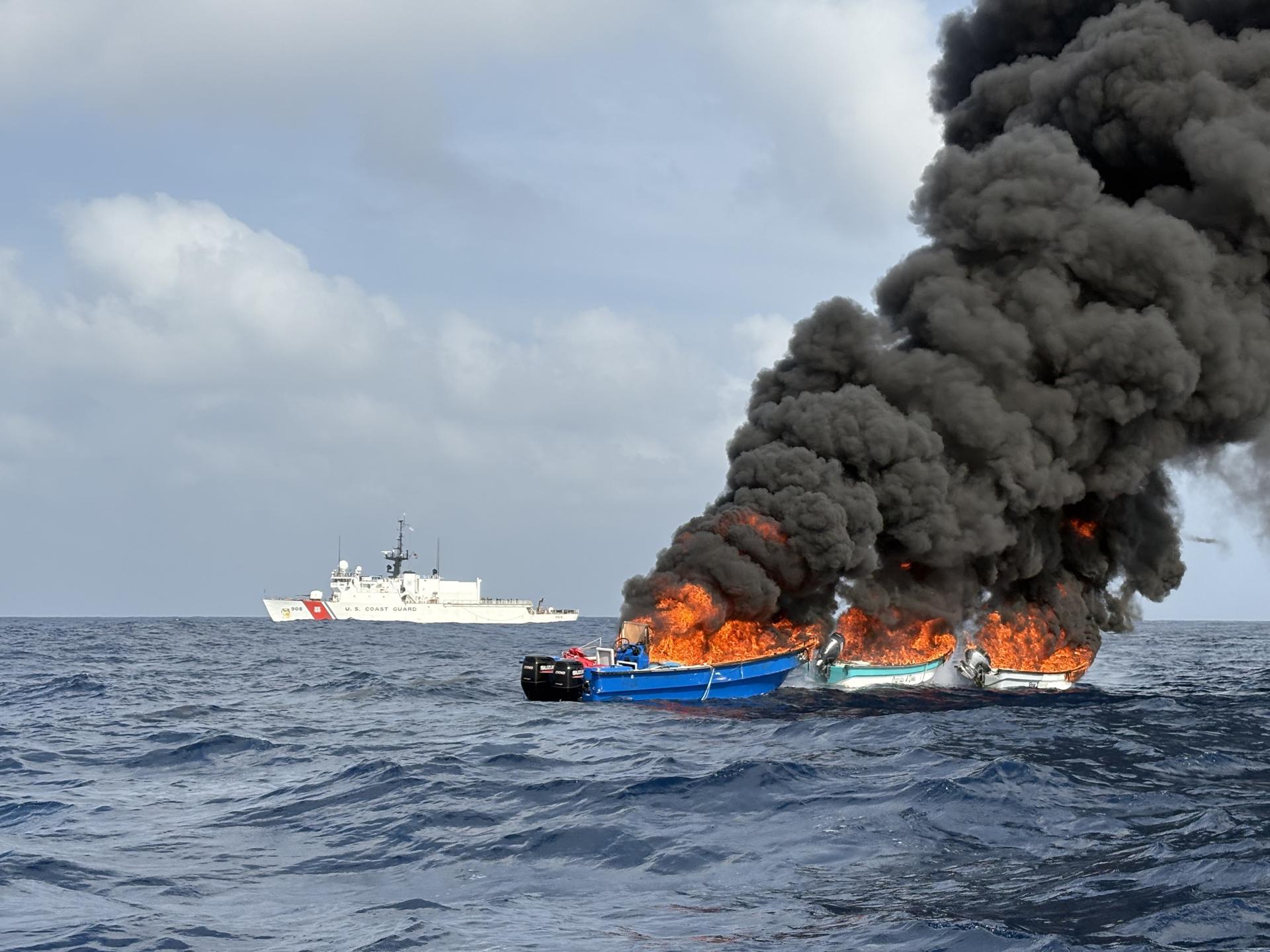 Fotografía del 8 de mayo de 2026 cedida por la Guardia Costera de Estados Unidos que muestra el buque Tahoma (i), frente a embarcaciones en llamas durante un operativo en aguas del Atlántico, aproximadamente a 90 millas de Cartagena (Colombia). EFE/ Guardia Costera EEUU /SOLO USO EDITORIAL/ NO VENTAS/ SOLO DISPONIBLE PARA ILUSTRAR LA NOTICIA QUE ACOMPAÑA (CRÉDITO OBLIGATORIO)
