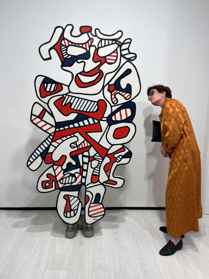 Una mujer observa la obra 'Le Commodore' (1971) del pintor y escultor francés Jean Dubuffet durante el inicio de la feria de la Fundación Europea de Bellas Artes (TEFAF) este jueves, en el histórico edificio Park Avenue Armory en Nueva York (EE.UU). EFE/ Nora Quintanilla
