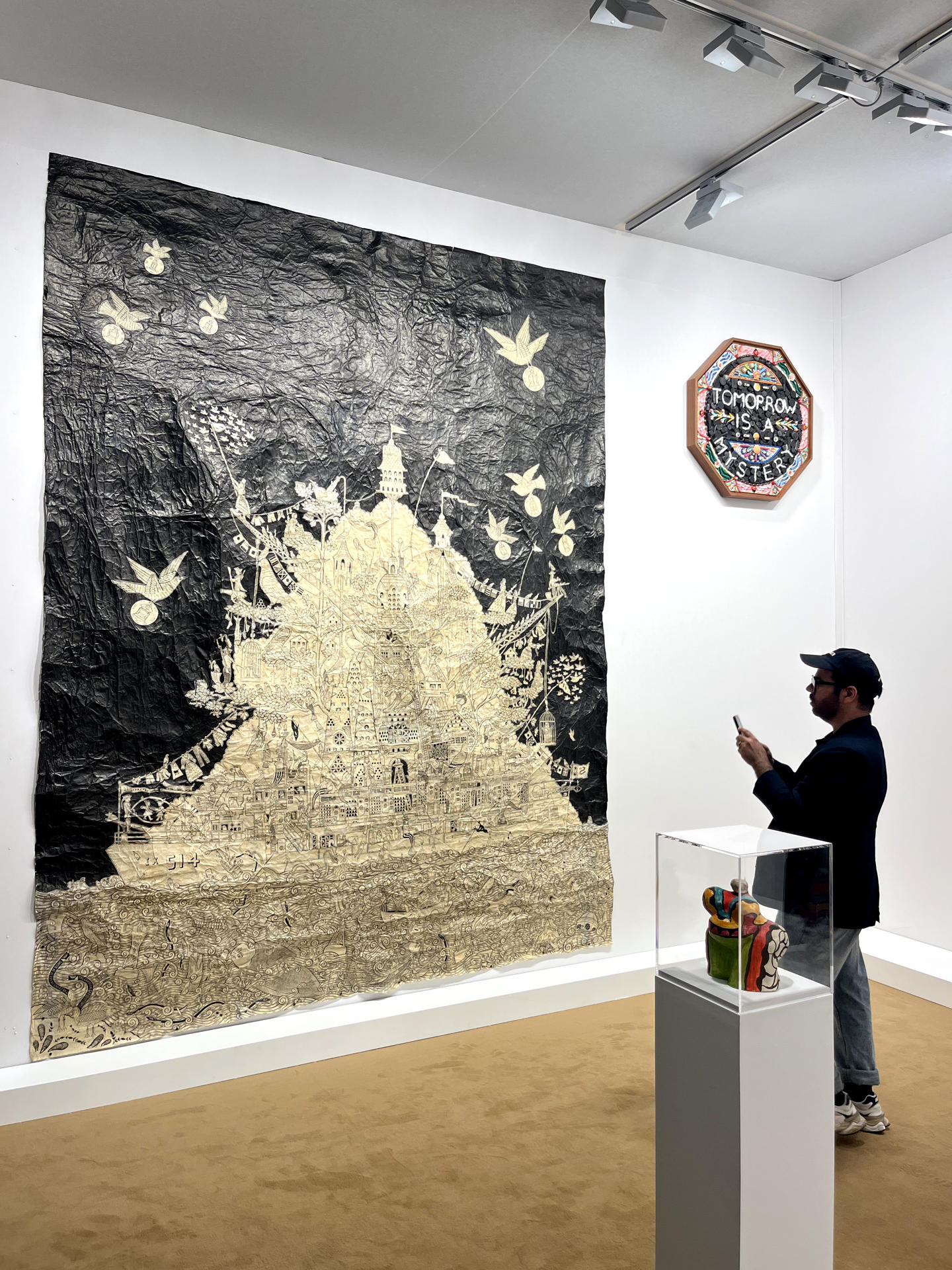 Un hombre observa la obra 'It's Coming Through A Hole In The Air' (2017) del artista estadounidense Duke Riley durante el inicio de la feria de la Fundación Europea de Bellas Artes (TEFAF) este jueves, en el histórico edificio Park Avenue Armory en Nueva York (EE.UU). EFE/ Nora Quintanilla
