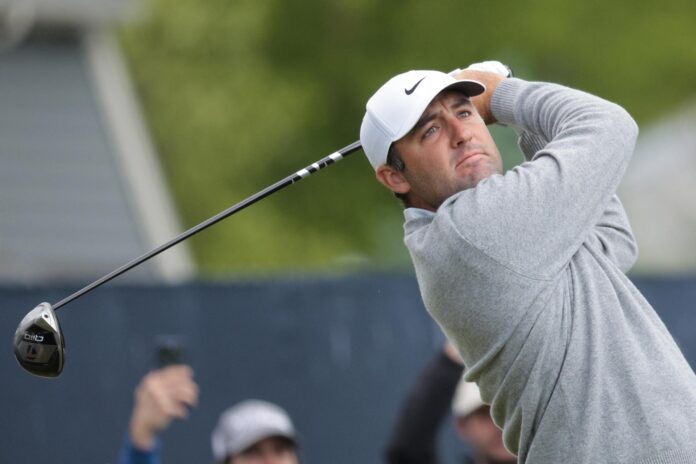 Scotty Scheffler observa su drive en el segundo tee durante la primera ronda del Campeonato de la PGA de 2026 en Aronimink Golf Club en Newtown Square, Pensilvania, EE. UU. EFE/EPA/STEVEN M. FALK
