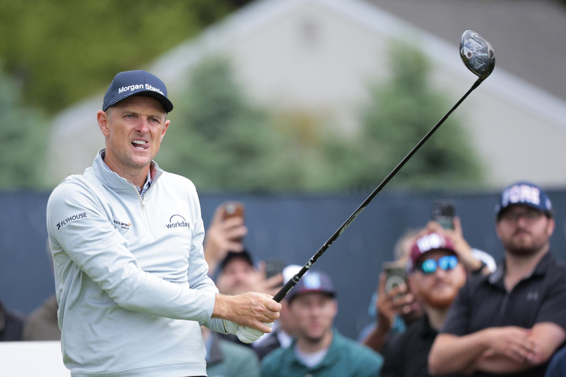 Justin Rose observa su drive en el segundo tee durante la Ronda 1 del Campeonato PGA de 2026 en el Aronimink Golf Club en Newtown Square, Pensilvania, EE. UU. EFE/EPA/STEVEN M. FALK
