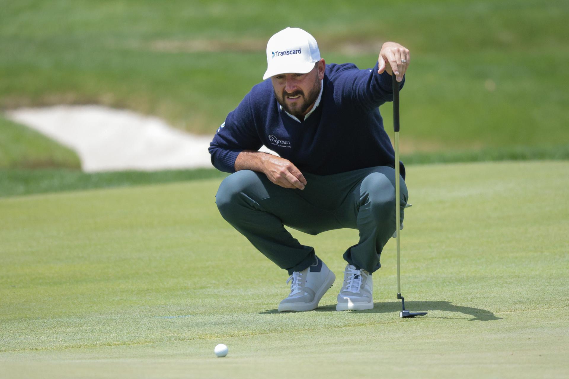 Stephan Jaeger, de Alemania, mira el campo tras un putt en el green del hoyo 18 durante la Ronda 1 del Campeonato PGA 2026 en Aronimink Golf Club en Newtown Square, Pensilvania, EE.UU. EFE/EPA/STEVEN M. FALK
