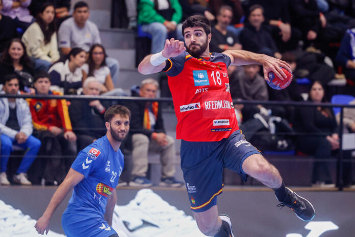 Imanol Garciandia (d), de España, disputa un balón con Ram Turkenitz, de Israel, en un partido clasificatorio para el Mundial 2027 en el estadio La Casa del Handball Argentino, en Buenos Aires (Argentina). EFE/Juan Ignacio Roncoroni
