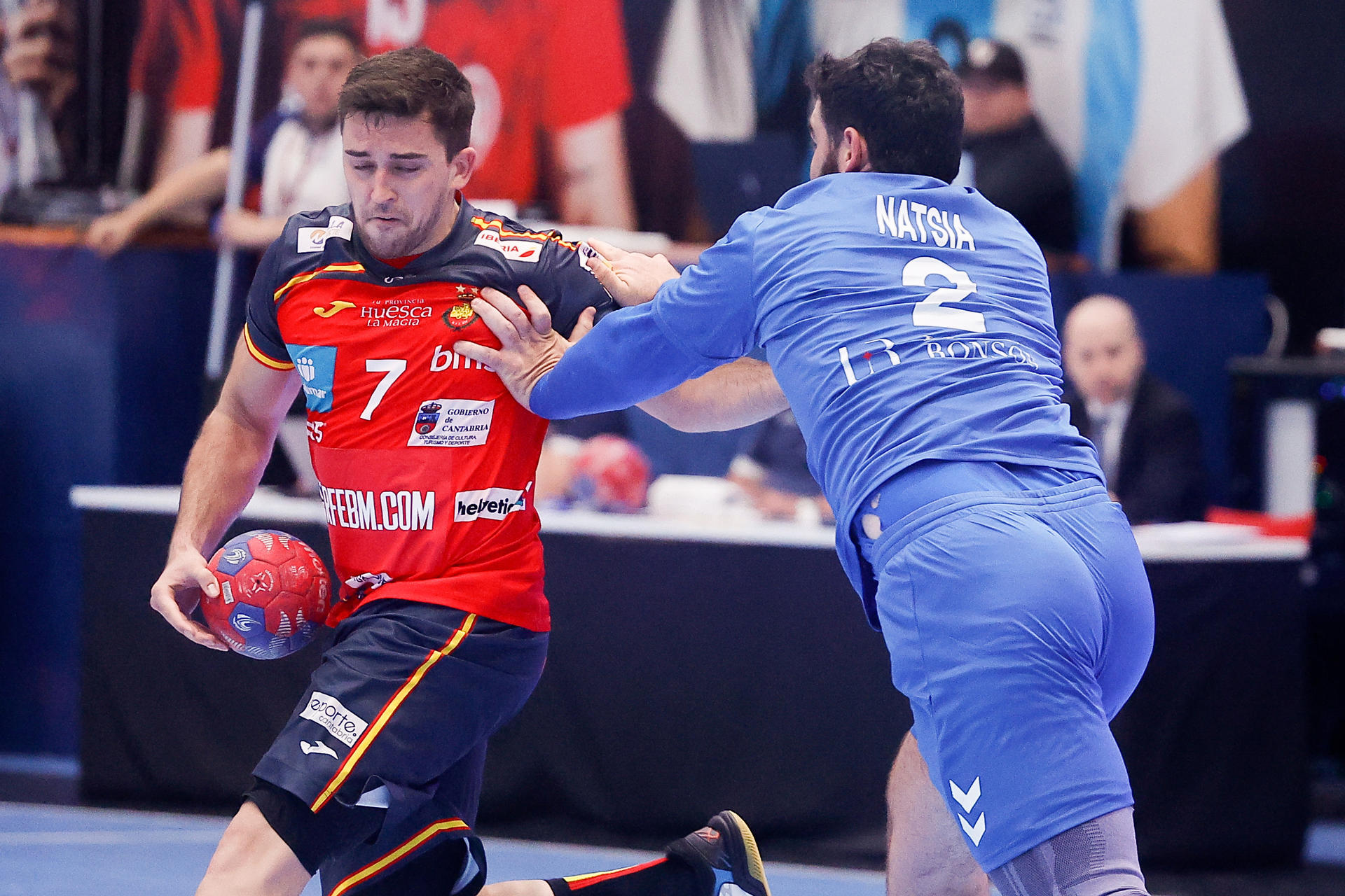 Jan Gurri (i), de España, disputa un balón con Snir Natsia, de Israel, en un partido clasificatorio para el Mundial 2027 en el estadio La Casa del Handball Argentino, en Buenos Aires (Argentina). EFE/ Juan Ignacio Roncoroni

