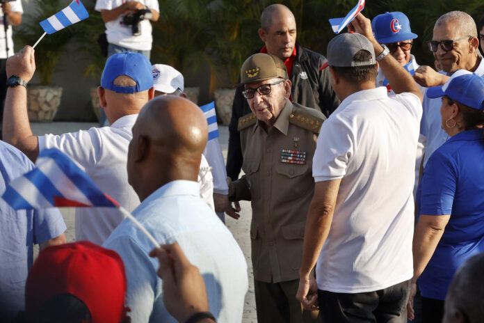 Fotografía de archivo del expresidente de Cuba Raúl Castro (c), en La Habana (Cuba). EFE/ Ernesto Mastrascusa
