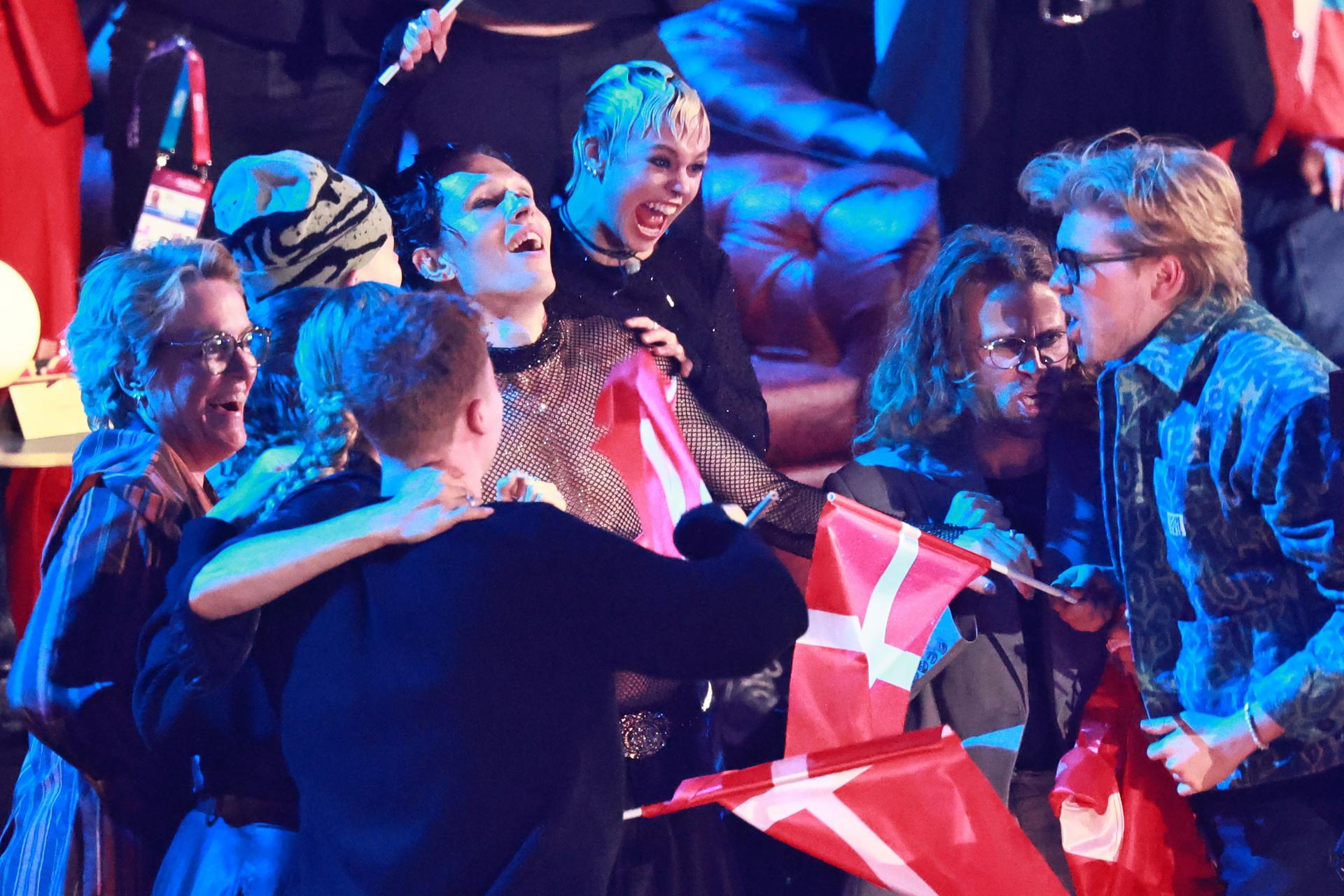 El danés Soren Torpegaard Lund (4-i) fue captado este 14 de mayo al celebrar su paso a la final del 70º Festival de la Canción de Eurovisión (ESC), en Viena (Austria) EFE/Hannibal Hanschke
