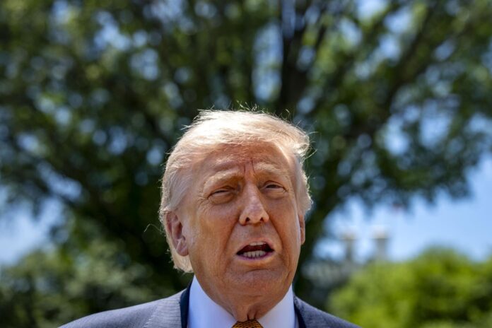 El presidente estadounidense, Donald Trump, habla con la prensa antes de partir a China, en Washington, D.C., EE. UU., el 12 de mayo de 2026. EFE/BONNIE CASH/POOL
