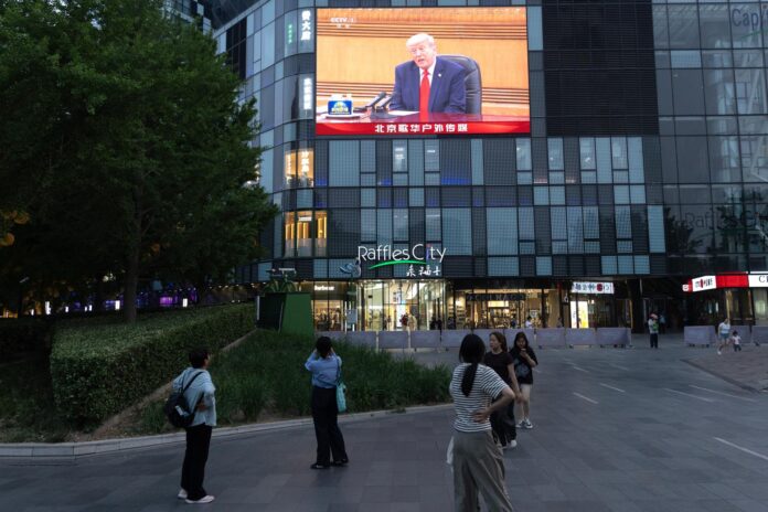 BEIJING (China), 14/05/2026.- Una pantalla en una calle de Pekín muestra al presidente de Estados Unidos, Donal Trump, hablando durante su visita a China. EFE/EPA/JESSICA LEE
