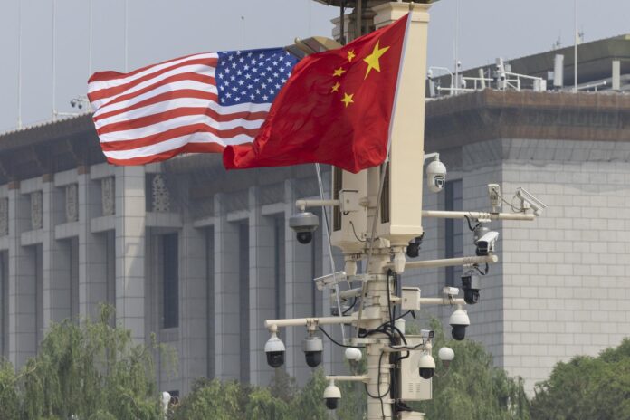 BEIJING (China), 14/05/2026.- Las banderas de China y Estados Unidos ondean en la plaza de Tiananmen en Pekín. EFE/EPA/ANDRES MARTINEZ CASARES
