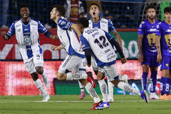 Oussama Idrissi (2-i) de Pachuca celebra un gol este jueves, en un partido de la semifinal de la Liga MX entre Pachuca y Pumas en el estadio Hidalgo de Pachuca (México). EFE/ David Martínez Pelcastre
