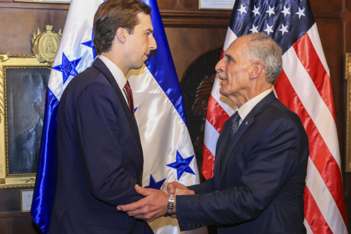 Fotografía cedida por Casa Presidencial de Honduras que muestra al presidente hondureño, Nasry 'Tito' Asfura (d), saludando al subsecretario de Estado para Asuntos Económicos, Energéticos y Empresariales de Estados Unidos, Caleb Orr, durante una reunión para estrechar lazos bilaterales y explorar nuevas oportunidades de inversión en sectores estratégicos para el país centroamericano este jueves, en Tegucigalpa (Honduras). EFE/ Casa Presidencial de Honduras
