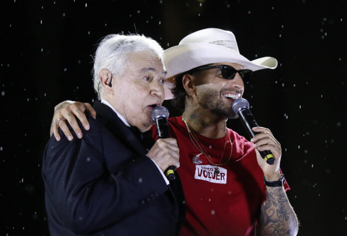 El cantante colombiano Maluma (d) presenta su nuevo álbum 'Loco x volver' junto al presentador Jorge Barón este jueves, durante un concierto gratuito en Medellín (Colombia). EFE/ STR
