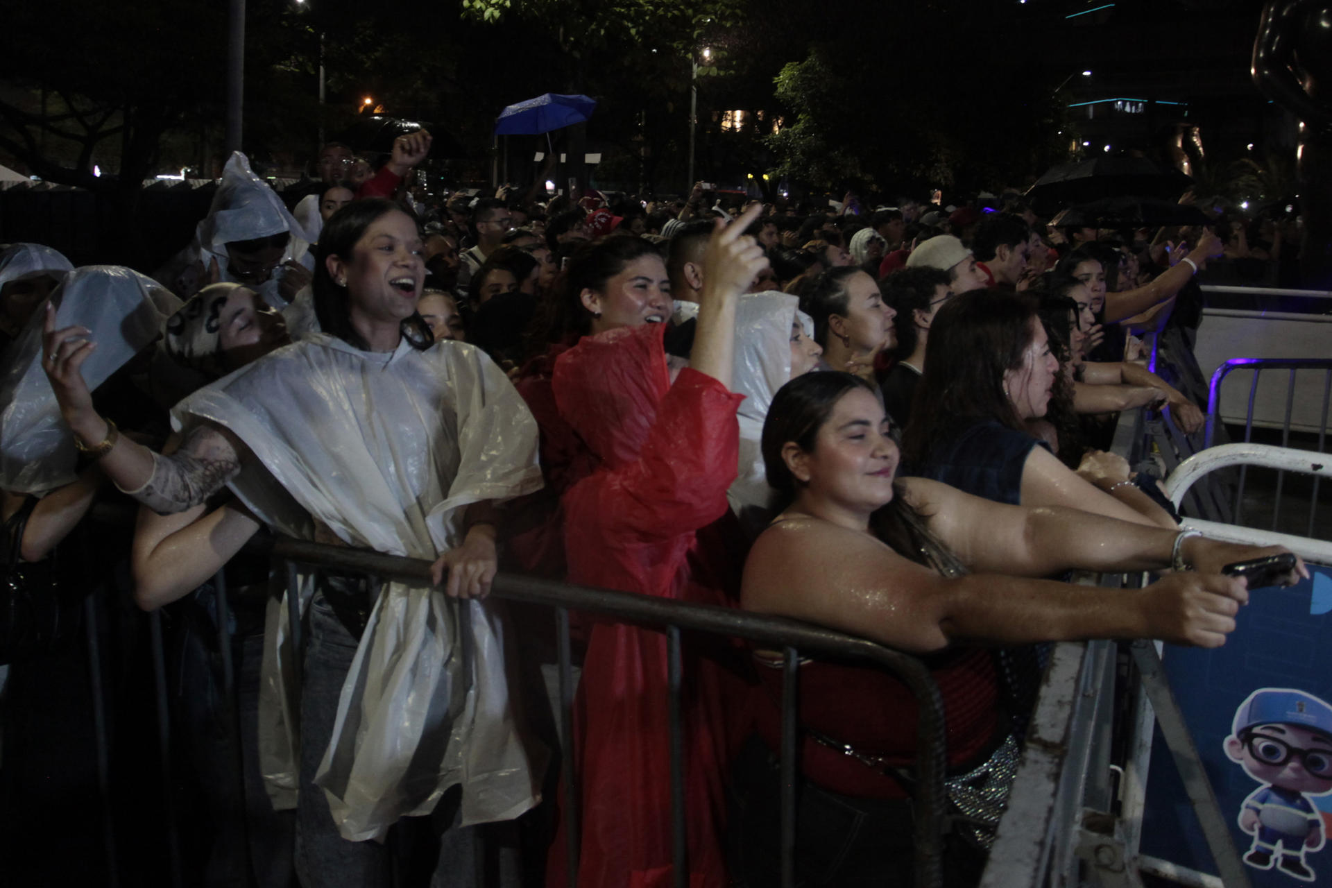 Personas asisten al concierto gratuito del cantante colombiano Maluma, donde presentó su nuevo álbum 'Loco x volver' este jueves, en Medellín (Colombia). EFE/ STR