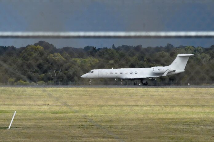 El avión donde viajaban a Australia los residentes del país oceánico y el ciudadano neozelandés evacuados del crucero Hondius tras el brote de hantavirus en su llegada a la ciudad de Perth.
EFE/EPA/AARON BUNCH AUSTRALIA AND NEW ZEALAND OUT
