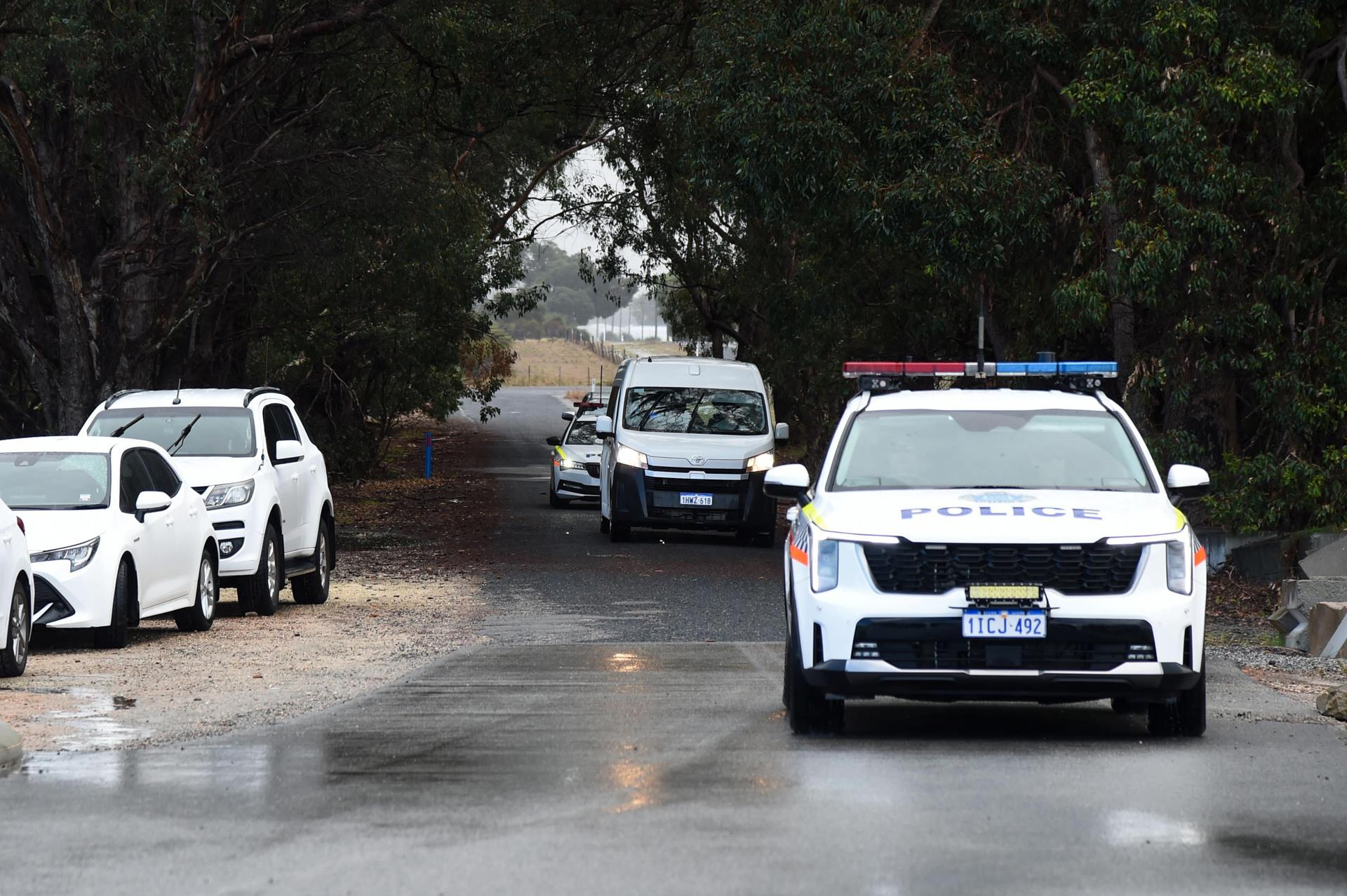 Una furgoneta en la ciudad australiana de Perth que trasladó a su llegada a la nación austral a los residentes del país oceánico y el ciudadano neozelandés evacuados del crucero Hondius tras el brote de hantavirus.
EFE/EPA/AARON BUNCH AUSTRALIA AND NEW ZEALAND OUT
