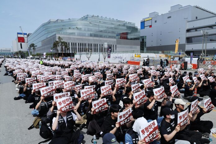 Imagen de archivo de miembros del sindicato de Samsung Electronics con pancartas con el lema 