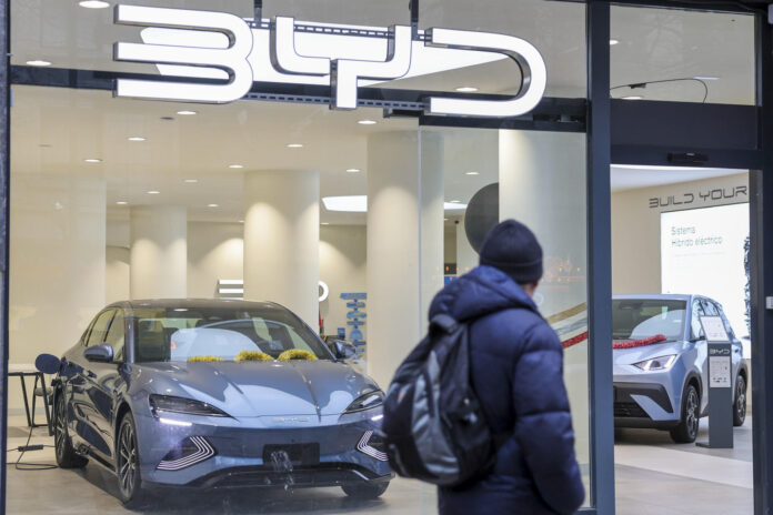 Imagen de archivo de un concesionario en Bilbao de la marca BYD especializada en coches eléctricos. 
EFE/Luis Tejido
