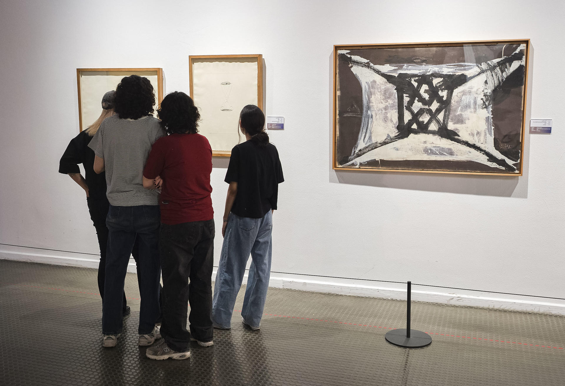 Un grupo de jóvenes observa obras del pintor Antoni Tàpies en el Museo de Arte Contemporáneo de Teherán. EFE/Jaime León
