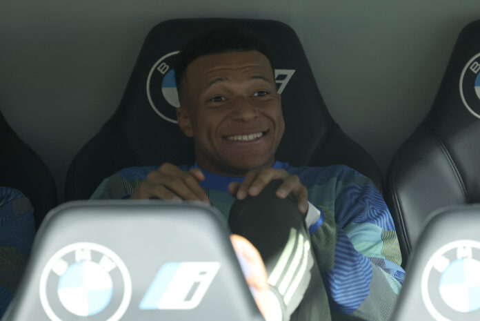 El delantero del Real Madrid Kylian Mbappé en el banquillo durante el partido de la jornada 36 de LaLiga ante el Oviedo, disputado en el estadio Santiago Bernabéu. EFE/Kiko Huesca
