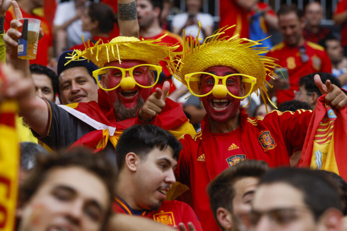 Aficionados españoles en las gradas antes de un partido de Eurocopa. EFE/ JJ Guillén
