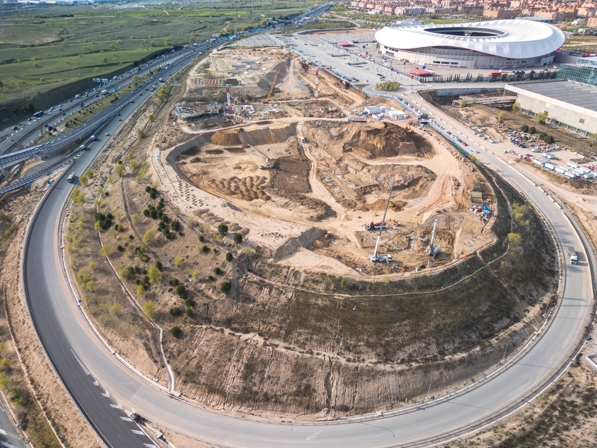 Obras del proyecto en la Ciudad del Deporte, en el entorno del estadio Metropolitano.Un día completo de surf en el mar: 18 olas. Una hora en laguna artificial: 18 olas. Y esa tecnología llega a Madrid en primavera de 2027. EFE/ Gemswell Surf ***SOLO USO EDITORIAL/SOLO DISPONIBLE PARA ILUSTRAR LA NOTICIA QUE ACOMPAÑA (CRÉDITO OBLIGATORIO)***
