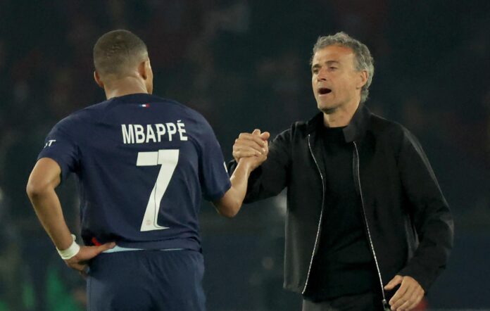 Foto del 07/05/2024 de Mbappé con Luis Enrique, en su etapa en el PSG.EFE/EPA/TERESA SUAREZ
