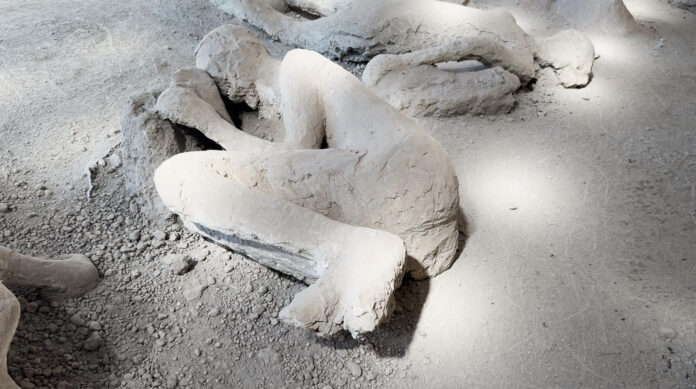 Más de sesenta años después de las excavaciones en el llamado Jardín de los Fugitivos en Pompeya, la ciudad arrasada por la erupción del Vesubio en el año 79 d.C, se ha podido identificar la profesión de una de las víctimas: era probablemente un médico que murió mientras intentaba escapar llevando consigo algunas de las herramientas de su oficio. El descubrimiento se produjo a partir del estudio de un pequeña cajita oculta dentro del yeso del molde humano hallado durante las investigaciones dirigidas por Amedeo Maiuri en 1961, según un comunicado del Área arqueológica de Pompeya difundido este viernes.EFE/ Parque Arqueológico de Pompeya ***SOLO USO EDITORIAL/SOLO DISPONIBLE PARA ILUSTRAR LA NOTICIA QUE ACOMPAÑA (CRÉDITO OBLIGATORIO)***
