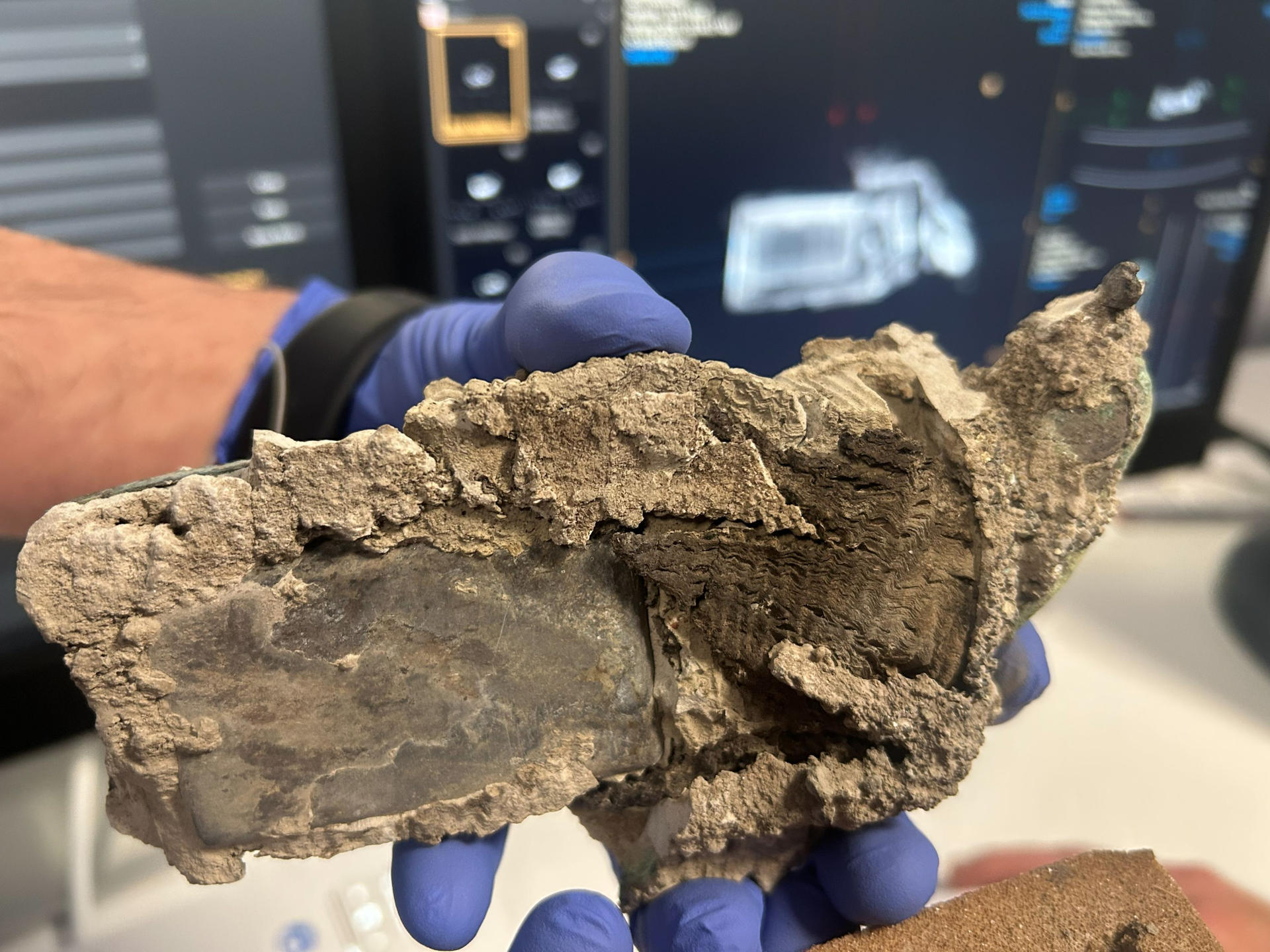 Más de sesenta años después de las excavaciones en el llamado Jardín de los Fugitivos en Pompeya, la ciudad arrasada por la erupción del Vesubio en el año 79 d.C, se ha podido identificar la profesión de una de las víctimas: era probablemente un médico que murió mientras intentaba escapar llevando consigo algunas de las herramientas de su oficio. El descubrimiento se produjo a partir del estudio de un pequeña cajita oculta dentro del yeso del molde humano hallado durante las investigaciones dirigidas por Amedeo Maiuri en 1961, según un comunicado del Área arqueológica de Pompeya difundido este viernes.EFE/ Parque Arqueológico de Pompeya ***SOLO USO EDITORIAL/SOLO DISPONIBLE PARA ILUSTRAR LA NOTICIA QUE ACOMPAÑA (CRÉDITO OBLIGATORIO)***
