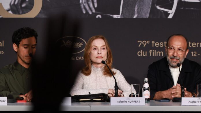 (De izquierda a derecha)- Adam Bessa, Isabelle Huppert y el director Asghar Farhadi durante una rueda de prensa este viernes en Cannes. EFE/EPA/CLEMENS BILAN / POOL

