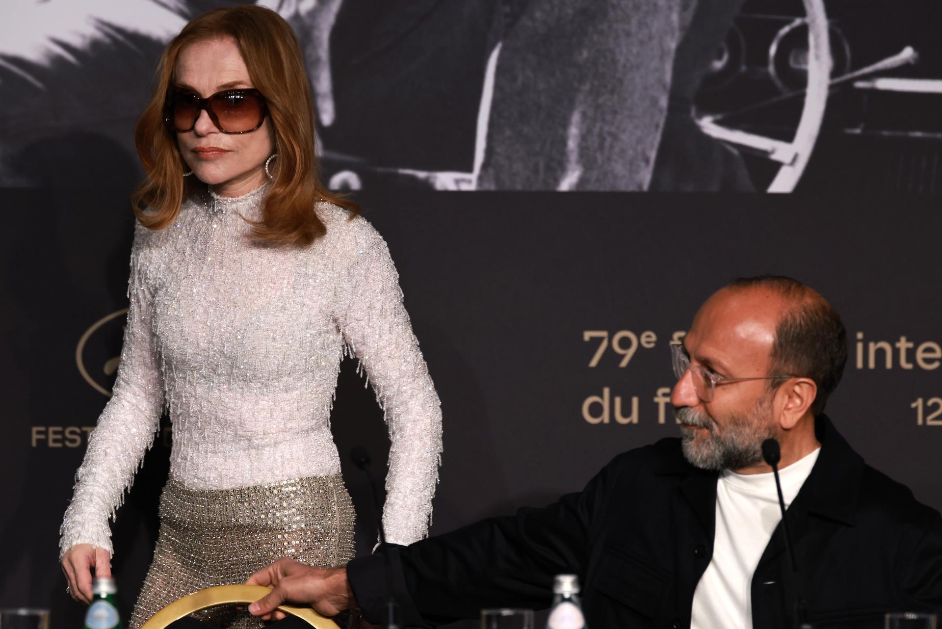 Isabelle Huppert y el director Asghar Farhadi este viernes en Cannes (Francia). EFE/EPA/CLEMENS BILAN / POOL