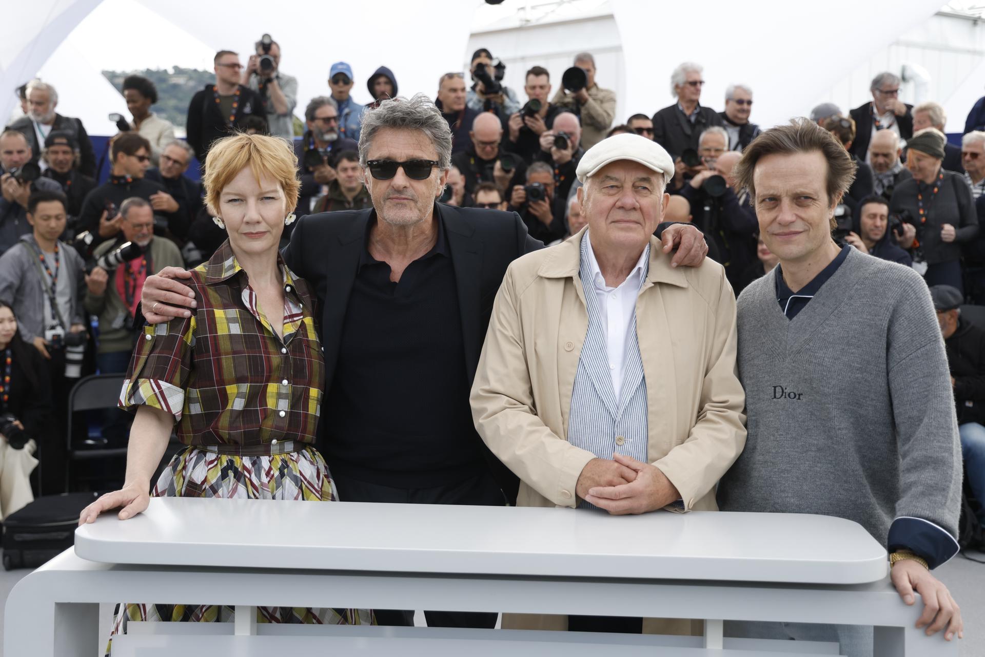 Sandra Hulle, Pawel Pawlikowski, Hanns Zischler y August Diehl en la presentación de 'Fatherland' en Cannes. EFE/EPA/SEBASTIEN NOGIER
