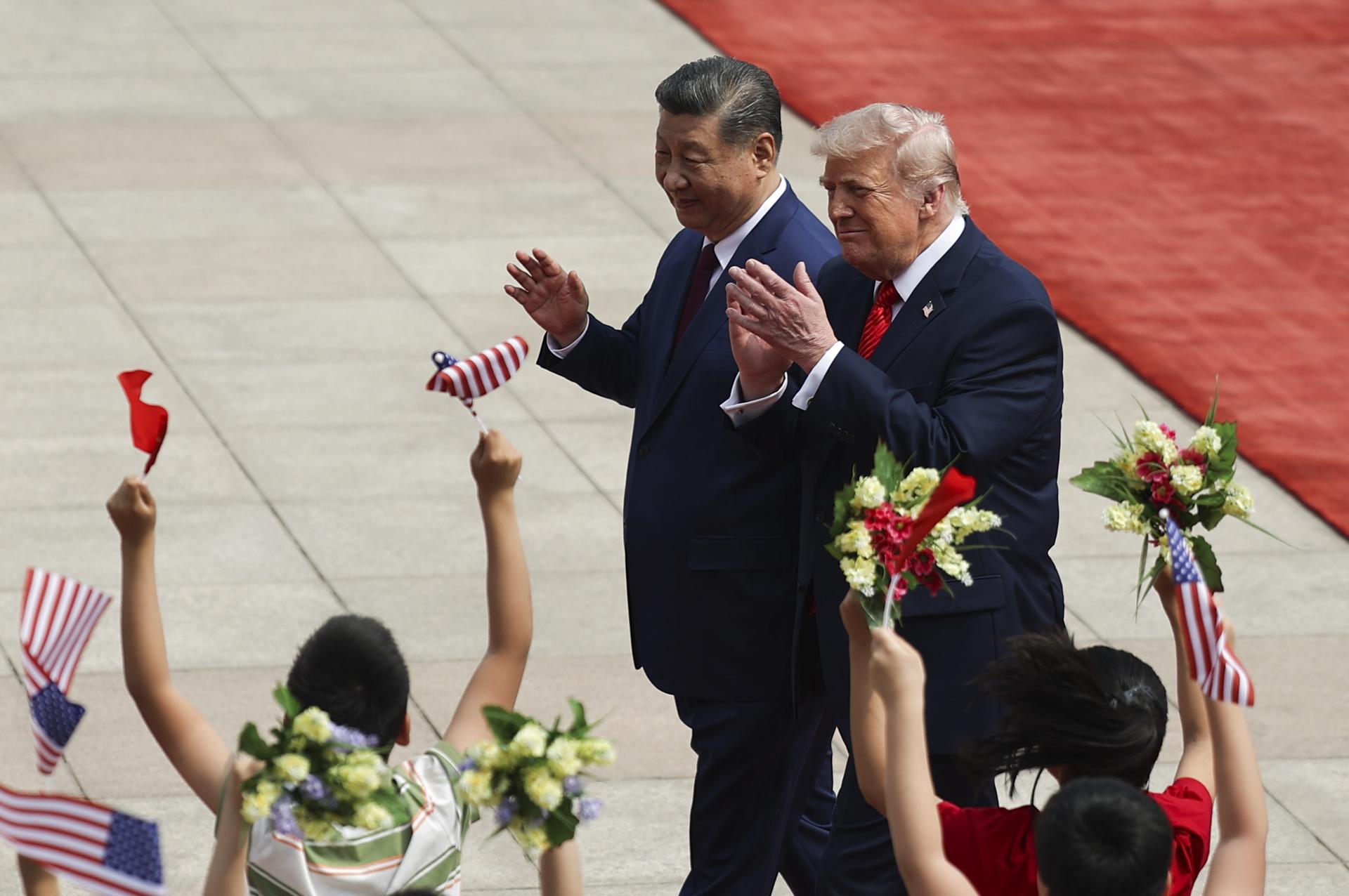 El presidente chino, Xi Jinping, y el presidente estadounidense, Donald Trump, interactúan con unos niños durante una ceremonia de bienvenida celebrada este jueves, en el Gran Salón del Pueblo de Pekín (China). EFE/EPA/Maxim Shemetov / POOL
