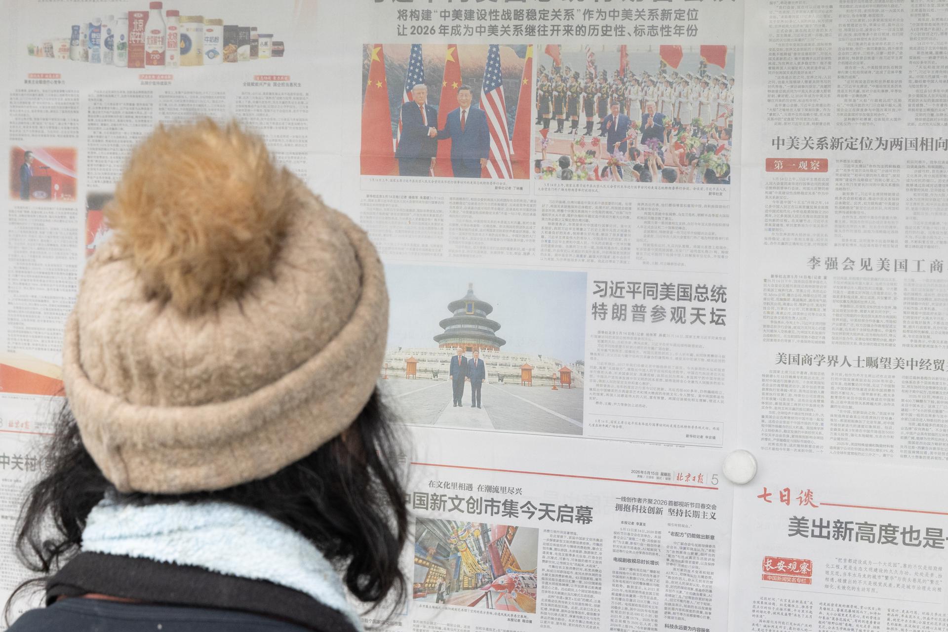 Noticias sobre el encuentro entre el presidente chino, Xi Jinping, y el presidente estadounidense, Donald Trump,en periodiscos chinos. EFE/EPA/JESSICA LEE
