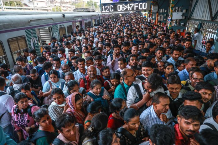 MUMBAI (India), 12/05/2026.- Pasajeros cruzan el andén tras bajar de un tren local en la estación de tren de Mumbai, India, este martes. El primer ministro indio, Narendra Modi, instó a la población a utilizar el transporte público para reducir el consumo de combustible ante las interrupciones causadas por el conflicto en Oriente Medio. 
EFE/ Divyakant Solanki
