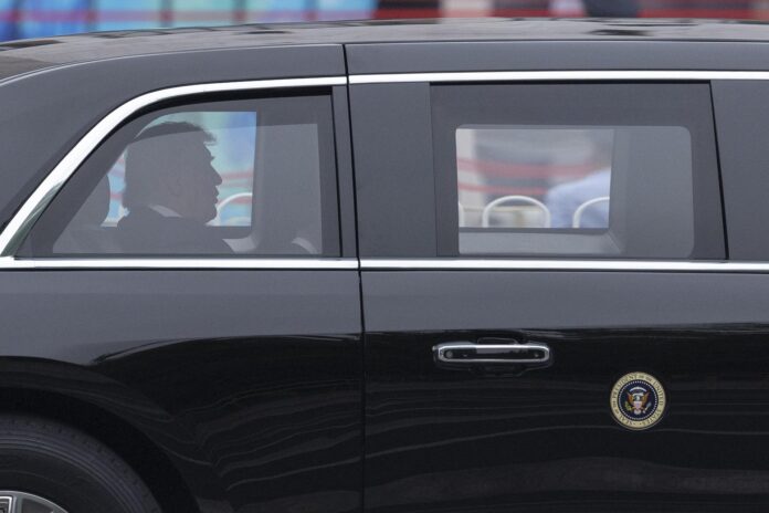PEKÍN (China), 15/05/2026.- El presidente estadounidense Donald Trump viaja en su coche mientras la caravana presidencial recorre una calle de Pekín, China, el 15 de mayo de 2026. 
EFE/EPA/ANDRES MARTINEZ CASARES
