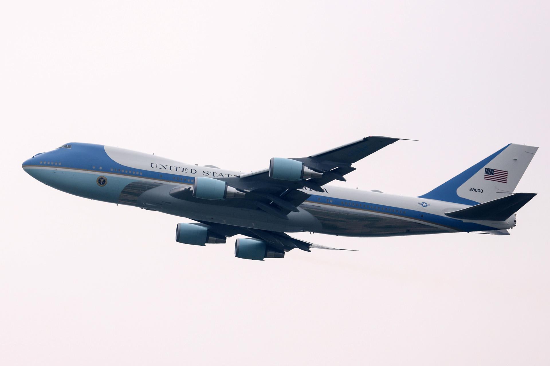 PEKÍN (China), 15/05/2026.- El Air Force One, con el presidente estadounidense Donald Trump a bordo, despega del Aeropuerto Internacional de la Capital de Pekín, en Pekín, China, el 15 de mayo de 2026. 
EFE/EPA/WU HAO
