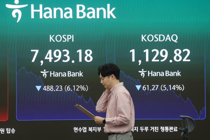 Operadores surcoreanos trabajan frente a monitores en el Banco Hana en Seúl, Corea del Sur, 15 de mayo de 2026.
 EFE/EPA/YONHAP SOUTH KOREA OUT
