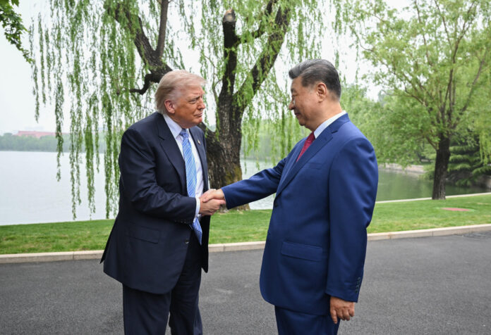 PEKÍN, 15/05/2026.- El presidente estadounidense, Donald Trump (i), y su homólogo chino, Xi Jinping, durante el encuentro que celebraron en Zhongnanhai, el complejo cercano a la Ciudad Prohibida de Pekín, que acoge a la cúpula del Partido Comunista de China (PCCh, gobernante). Trump aseguró este viernes antes de almorzar con Jinping, que ambos comparte una visión 