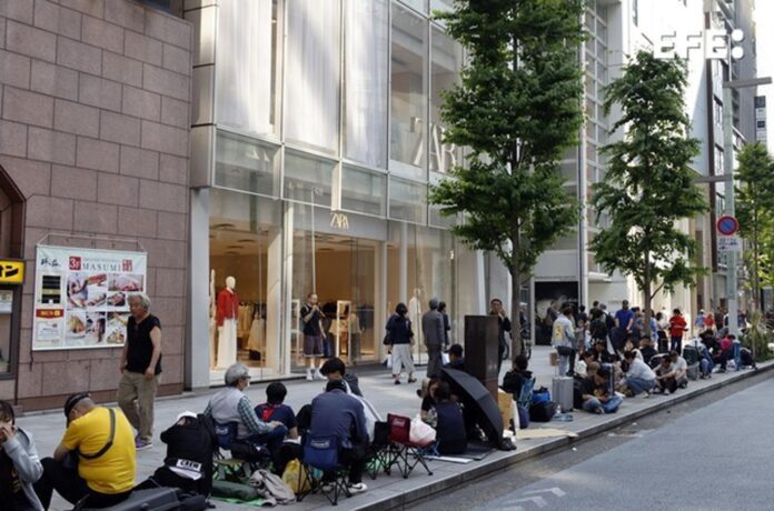 TOKIO (Japón), 15/05/2026.- Varias personas hacen fila cerca de la tienda Swatch NGHC Ginza en Tokio, Japón, el 15 de mayo de 2026. 
EFE/EPA/FRANCK ROBICHON
