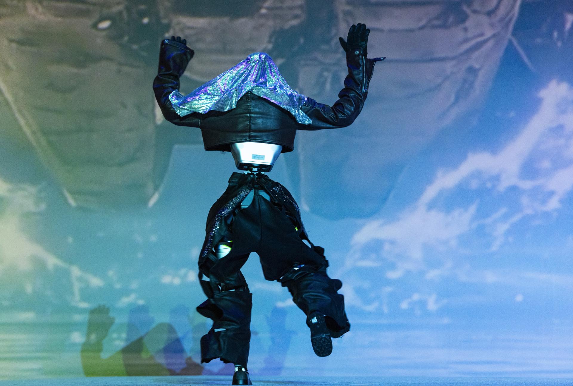 Seúl (Corea del Sur), 15/05/2026.- Un robot humanoide realiza una coreografía de K-Pop durante la inauguración del Galaxy Robot Park en Seúl, Corea del Sur, el 15 de mayo de 2026.
EFE/EPA/JEON HEON-KYUN
