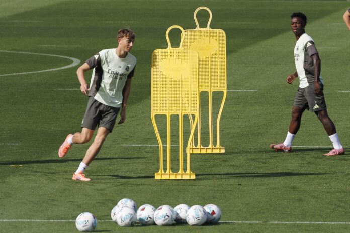 Foto de archivo de Dean Huijsen junto a Vinicius, durante un entrenamiento del Real Madrid en la Ciudad Deportiva de Valdebebas. EFE/Sergio Pérez
