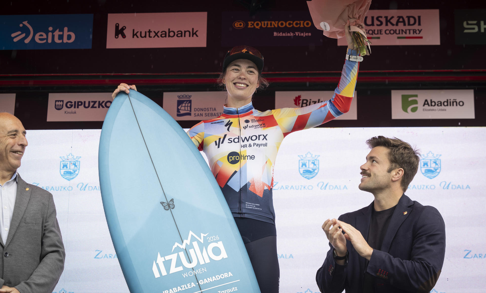 La ciclista neerlandesa Misha Bredewold, del equipo SD Worx-Pro Time, se ha impuesto este viernes en la primera etapa de la Itzulia Women 2026, con salida y llegada en Zarautz sobre un recorrido de 121,3 kilómetros. EFE/Javier Etxezarreta
