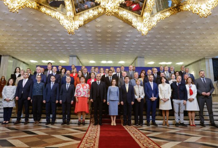 El secretario general del Consejo de Europa, Alain Berset (c-i), la presidenta de Moldavia, Maia Sandu (c), el viceprimer-ministro y ministro de Asuntos Exteriores de Moldavia, Mihai Popsoi (c-d), y el resto de participantes posan para una foto de familia de la reunión de Ministros de Asuntos Exteriores del Consejo de Europa en Chisinau, Moldavia, el 15 de mayo de 2026. EFE/EPA/DUMITRU DORU
