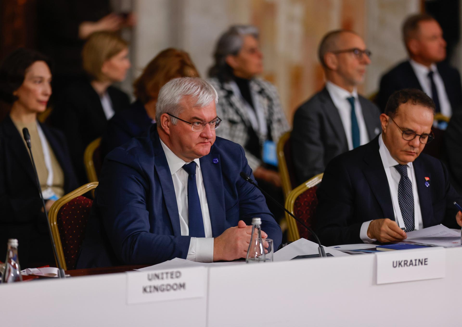 El ministro ucraniano de Exteriores, Andrí Sibiga (i), durante la reunión de ministros de Asuntos Exteriores del Consejo de Europa en Chisinau, Moldavia, el 15 de mayo de 2026.  EFE/EPA/DUMITRU DORU
