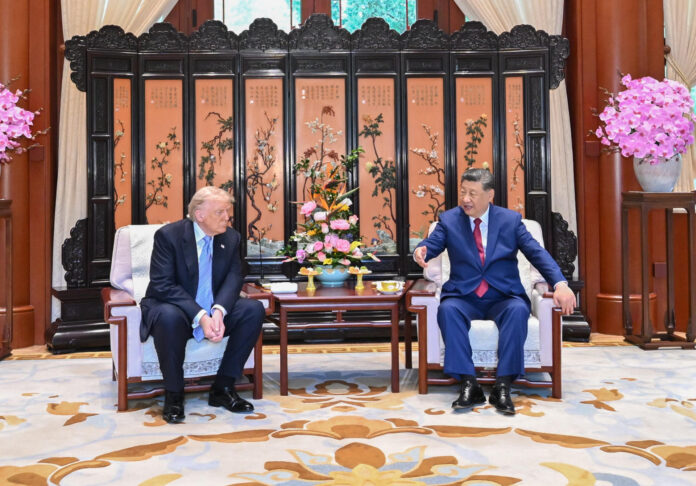 El presidente de los Estados Unidos, Donald J. Trump (i), junto al presidente chino, Xi Jinping (d), en Zhongnanhai, Pekín. EFE/ Portavoz del Ministerio de Exteriores de China vía X SOLO USO EDITORIAL/SOLO DISPONIBLE PARA ILUSTRAR LA NOTICIA QUE ACOMPAÑA (CRÉDITO OBLIGATORIO)
