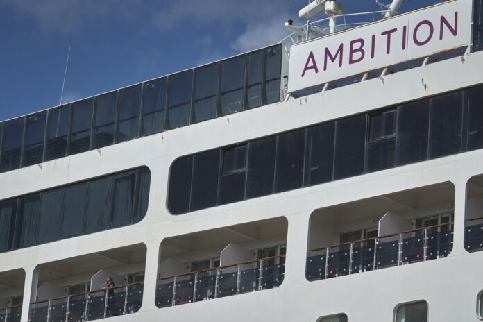 Detalle del crucero Ambition cuando estaba atracado en el puerto de Burdeos, Francia, el pasado 13 de mayo de 2026. EFE/EPA/GUILLAUME PINON
